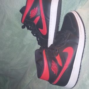 Nike Air Jordan 1 mid Retro Black &  Red shoes W/ White on Blk Bottoms! 🙏
